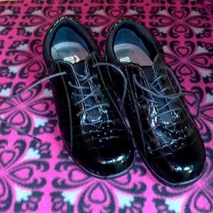 Beautiful black lace up Drew sneakers